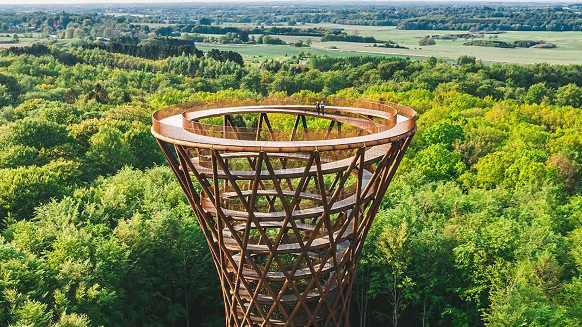 I 2021 kan man blandt andet opleve Skovtårnet og andet kulturelt i selskab med Fyns Familielandbrug. Foto: VisitSydsjælland-Møn