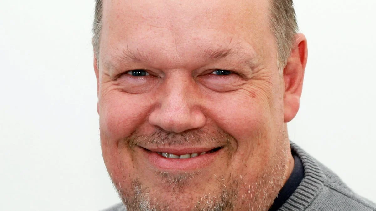 - Lidt jord under støvlen kan være inficeret med svinepest og blive båret med ind i stalden, hvis man ikke er helt skarp på de rene og urene zoner, og så kan svinene blive smittet og dø. Og det er ikke en død, man ønsker for selv sin værste fjende, lyder det fra svinekonsulent Anders Peter Andersen i en artikel i Velasavisen.