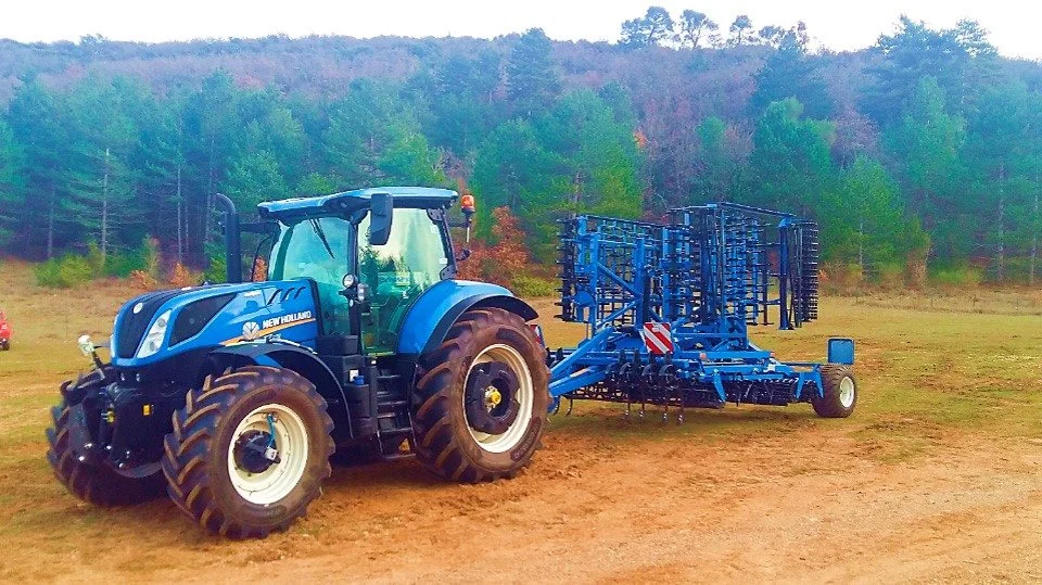 New Hollands jordbearbejdningsredskaber er blå lige som traktorerne, mens græsredskaber er gule lige som New Hollands høstmaskiner. Foto: New Holland.