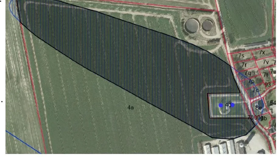 Her er området på cirka 6 hektar ved Veddum Vandværk i Mariagerfjord Kommune. De to blå prikker er de aktive drikkevandsboringer. 