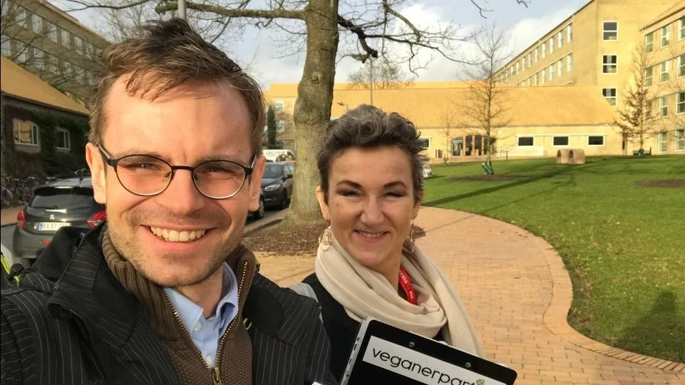 Veganerpartiet samlede vælgererklæringer på Aarhus Universitet i 2019. Fra venstre: Lars Corvinius Olesen, pressechef og Hella Schulin, Byrådskandidat i Aarhus og forperson for Østjyllands Storkreds. Foto: Lars Corvinius Olesen