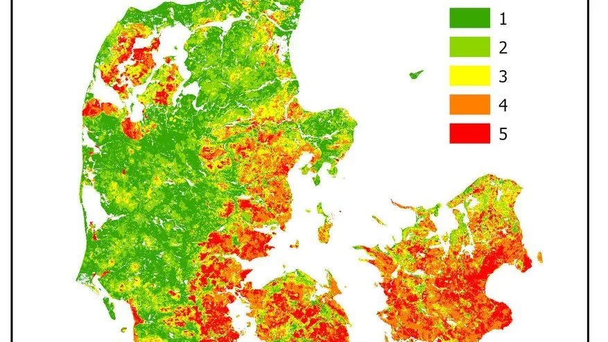 Kort over risiko for afstrømning gennem makroporer i jorden. Klasse 4 og 5 har høj risiko, klasse 2 og 3 har middel risiko og klasse 1 har ingen risiko for makroporeafstrømning. Kilde: Fosforkortlægning af dyrkningsjord og vandområder i Danmark – Videnskabelig rapport fra Aarhus Universitet.

