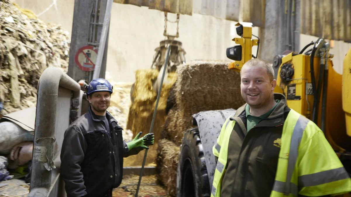 Halmleverandørerne Arne van der Veen, Højlundsgaard Maskinstation (tv), og Christopher Jensen, Halm 80 i Skalkendrup, håber fremadrettet at kunne levere halm af sekundakvalitet til affaldsanlægget på Fjernvarme Fyn.