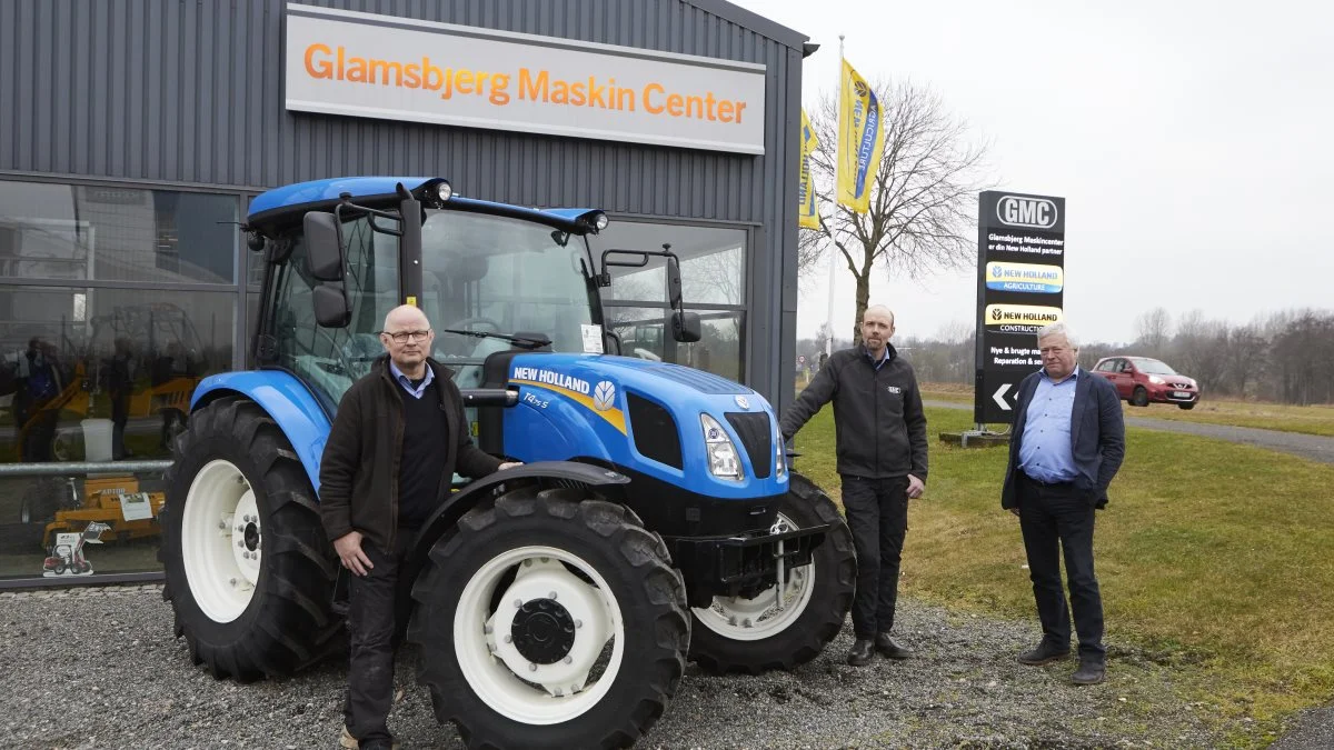 (4) 22-09-fy
I sidste uge kunne indehaverne af Glamsbjerg Maskincenter den nye store forhandlingsaftale med New Holland Danmark og hovedforhandleren Lyngfeldt A/S. Fra venstre ses Ulrik Bøgelund, Kristian Jørgensen og Søren Bech Sørensen.
