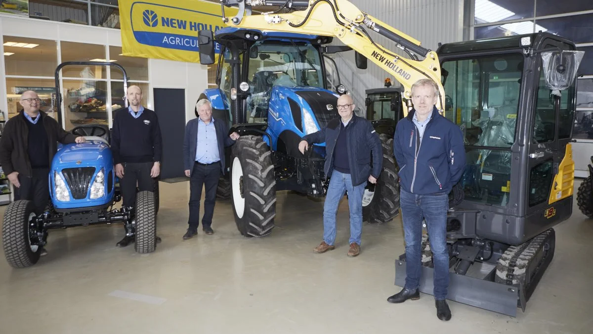 I går kunne indehaverne af Glamsbjerg Maskincenter offentliggøre den nye store forhandlingsaftale med New Holland Danmark og hovedforhandleren Lyngfeldt A/S. Det er fra venstre Ulrik Bøgelund, Kristian Jørgensen og Søren Bech Sørensen, sammen med distriktschef Finn Laursen fra New Holland Danmark og direktør Søren Dalsgaard, Lyngfeldt. Foto: Erik Hansen

