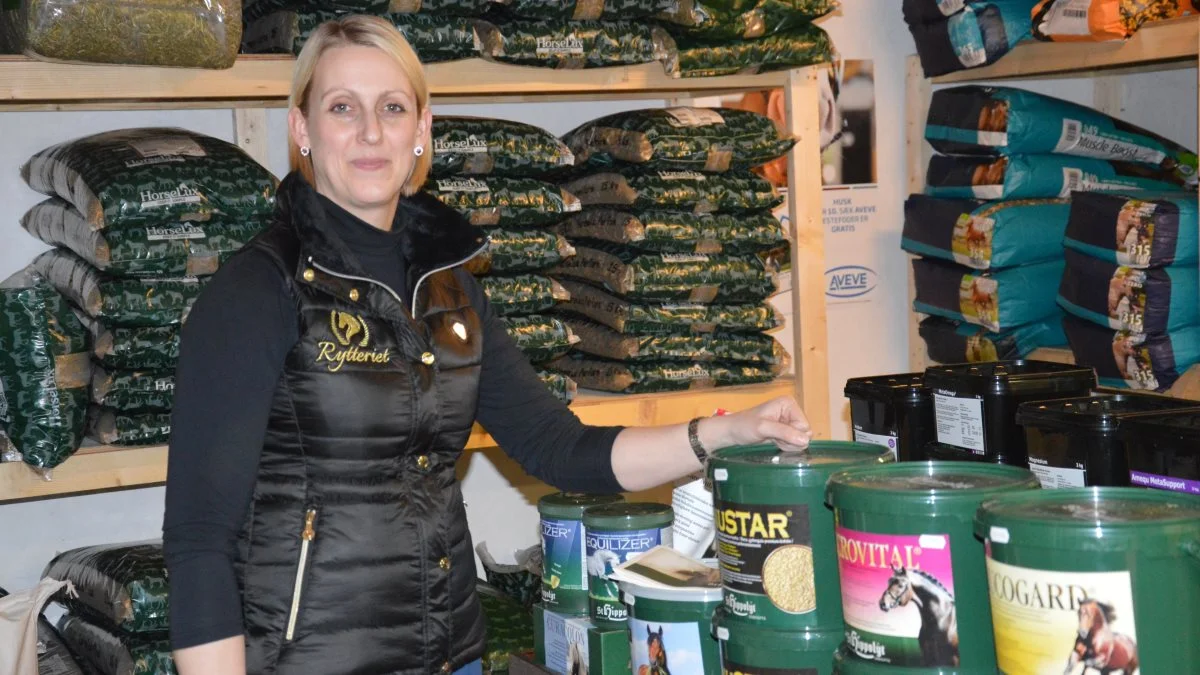 Da varesortimentet for et års tid siden blev udvidet med foder, og i dag udgør størstedelen af omsætningen, så var det muligt at fortsætte med at holde åbent i såvel webshop som fysisk butik hos Rytteriet.