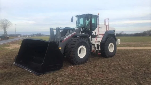 KSM Maskinservice har netop leveret nummer to maskine til KA Grus på Fyn – i alt 85 tons entreprenørmateriel på to måneder, en Hidromek HMK 640 WL-gummihjulslæsser, der er den første i Danmark.