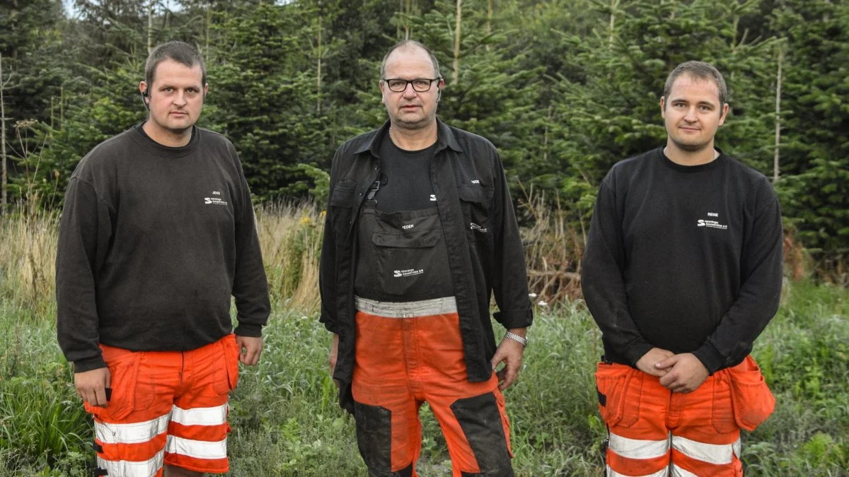 Peder Frederiksen (i midten) overlod i 2020 ansvaret over Svanninge Skovservice til sine to sønner Jens Frederiksen (tv) og Rene Frederiksen (th). Der er i dag 13 mand ansat i firmaet. Foto: Det Rigtige Faaborg