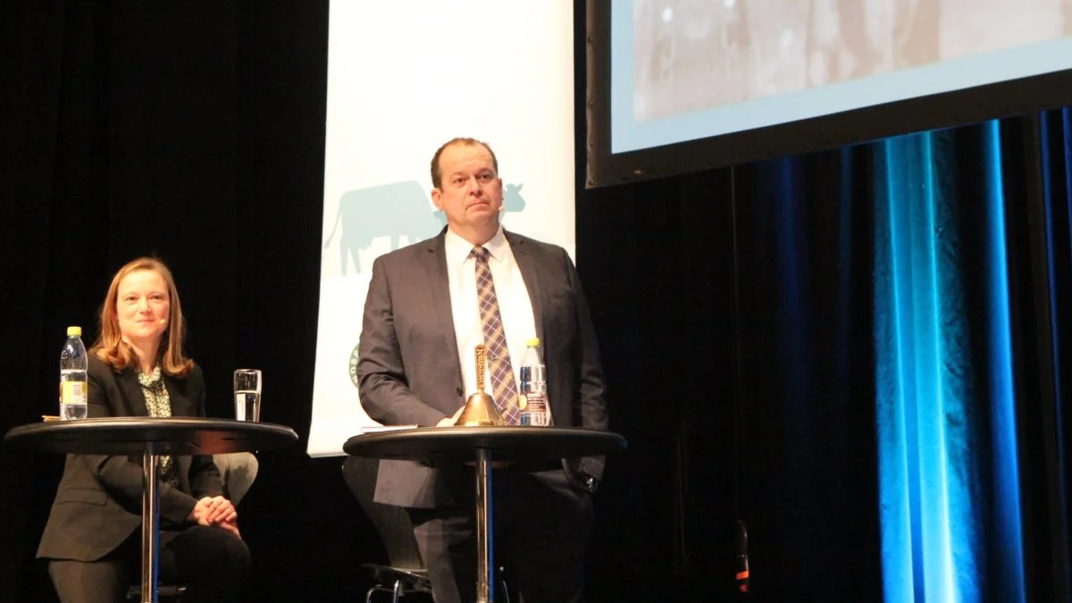 Sidste år stod Christian Lund og Ida Storm på scenen foran 2.200 deltagere ved kvægkongressen i Herning. I år blev årsmødet hos Landbrug & Fødevarer Kvæg afholdt digitalt med 1.365 tilmeldte. Arkivfoto: Christian Carus
