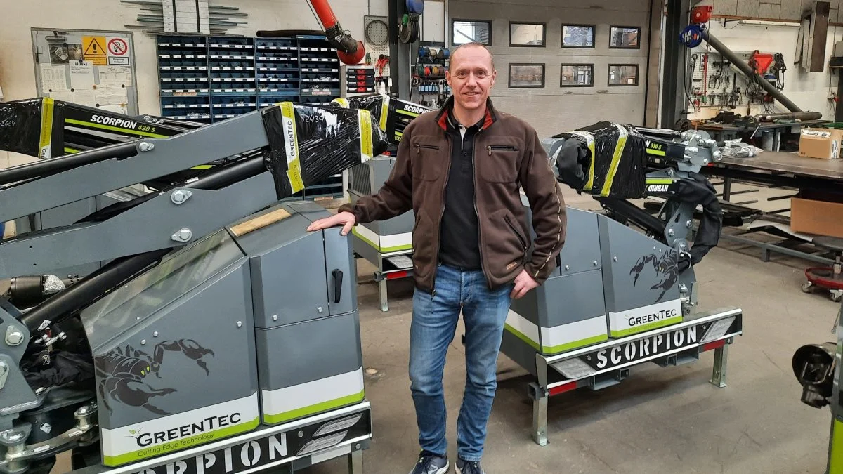Kim Brodersen i produktionshallen, hvor flere eksemplarer af den populære Scorpion-hegnsklipper er ved at være klar. En hegnsklipper GreenTec oplever stor interesse og efterspørgsel på. Foto: John Ankersen