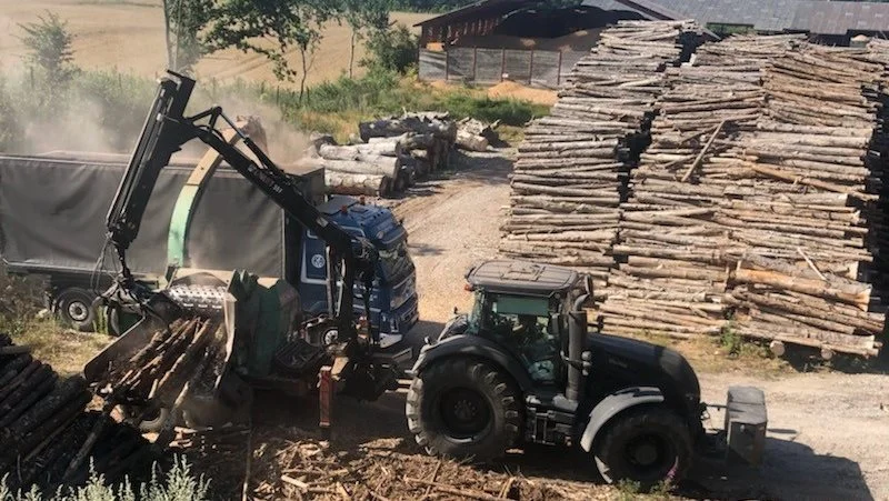 MT Skovservice har et tæt samarbejde med Verninge Savværk, hvilket muliggør en bred udnyttelse af træet, der både kan laves til tømmer, flis eller andre produkter.