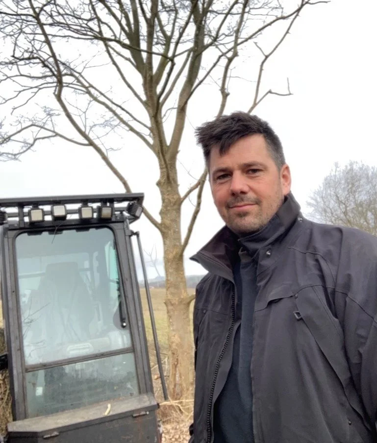 Mikkel Thykjær etablerede MT Skovservice i 2010 og har primært opgaver som udtynding af skovbeplantning, hegns-og remisepleje, oprydning af træer og krat. En stor del af materialet flishugges og køres til varmeværker på Fyn.

