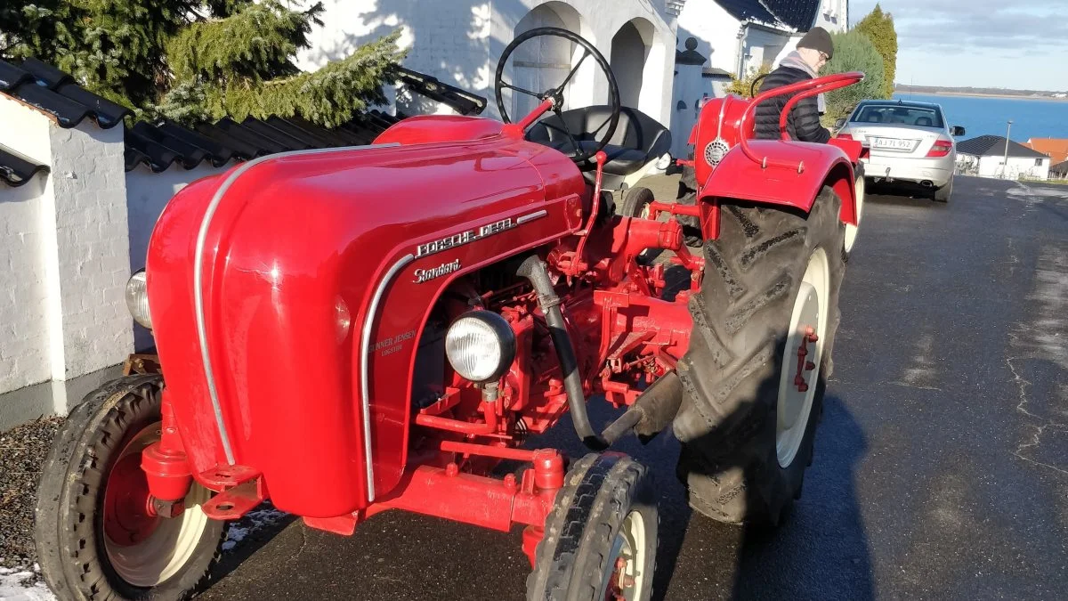 Porsche-modellen er med tre cylindre, som kører på koldvarmet diesel. Det betyder, man får en traktor, der kan starte i alt slags vejr - også i frostgrader, skriver DBA Guide.