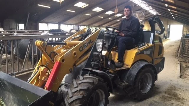 Martijn Berends driver en mælkeproduktion ved Rødekro på 230 køer plus opdræt. I foråret 2020 fik Martijn leveret en ny Gehl AL540.