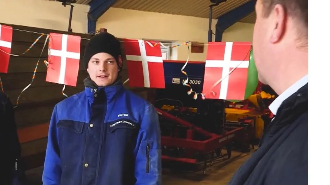 Victor Steen Øster Kristensen er årets elev 2021. Han fik overrakt prisen af Christian Lund, som er formand for Landbrug & Fødevarer Kvæg.