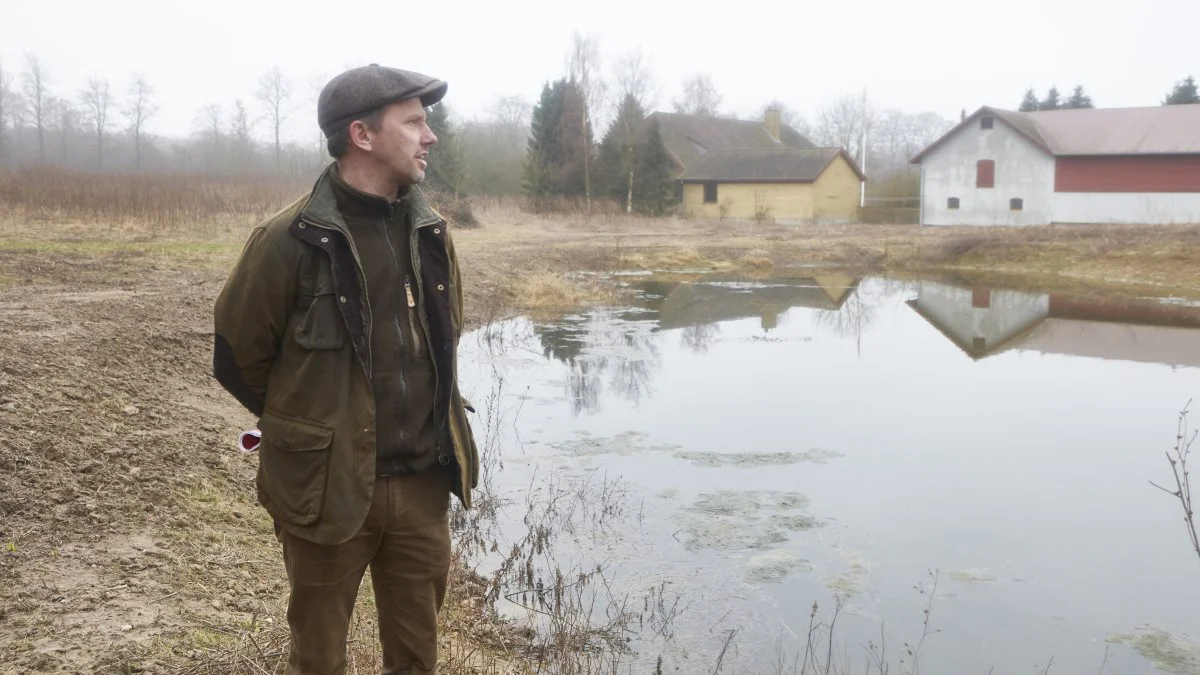 Nye værdier som jagt og andre rekreative formål, højere ejendomsværdi, klimaet og naturen er begrundelser for, at flere vælger at rejse en skov på ejendommen. Og som her ved Hundstrup, som Stefan Petersen, Faurholt Skov & Natur, viser, måske inkluderet en ny sø.