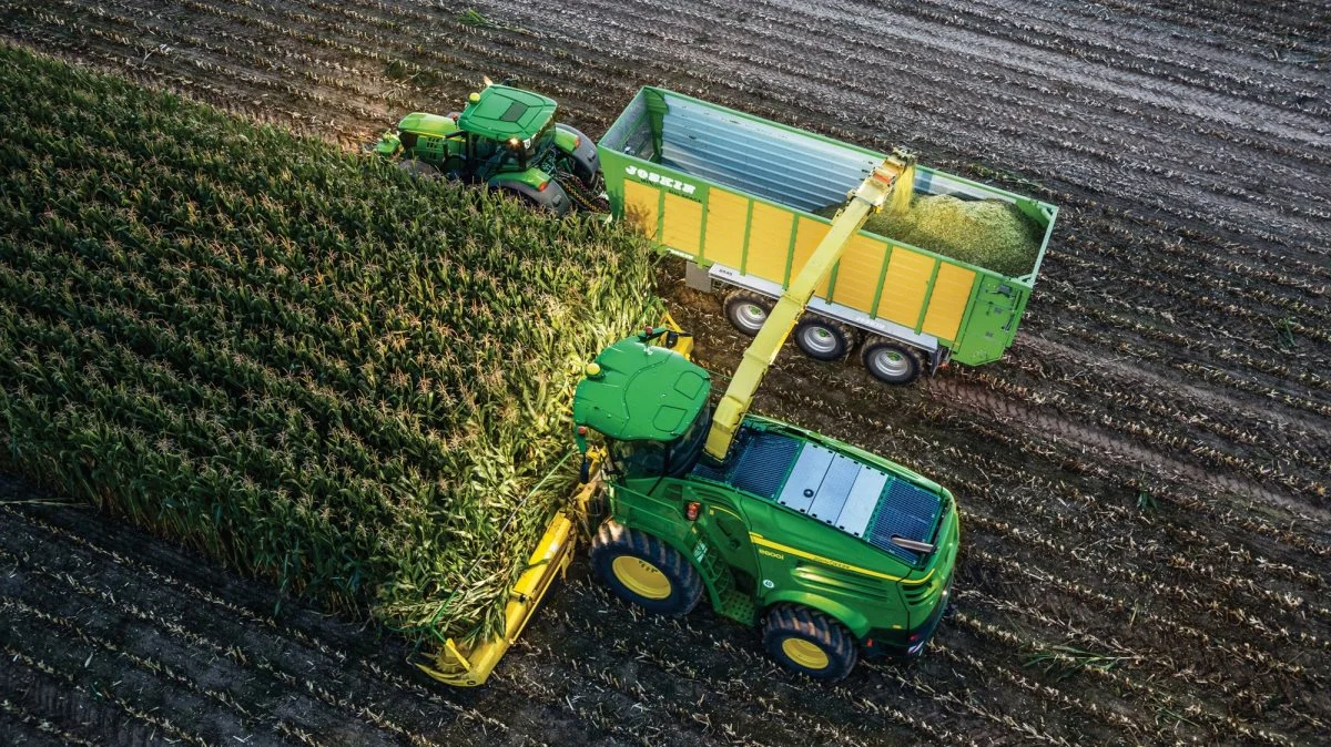 John Deere Machine Sync tilbydes nu til finsnittere og traktorer. Dermed øges både sikkerhed brugervenligheden i forbindelse med høstarbejdet. Systemet minimerer også spild i forbindelse med aftømning og medvirker til at forhindre skader på både maskiner og afgrøder selv ved høje hastigheder.