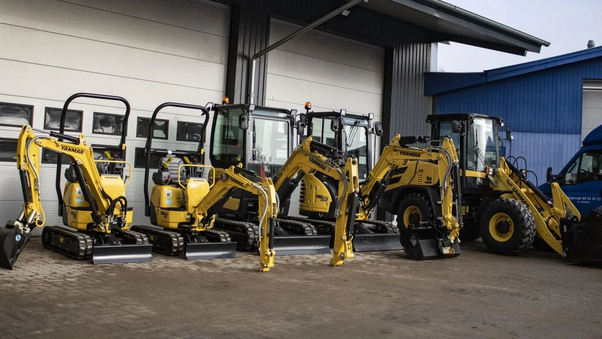 Mogens Petersen A/S har allerede de første nye Yanmar-maskiner stående på pladsen – klar til omgående levering.