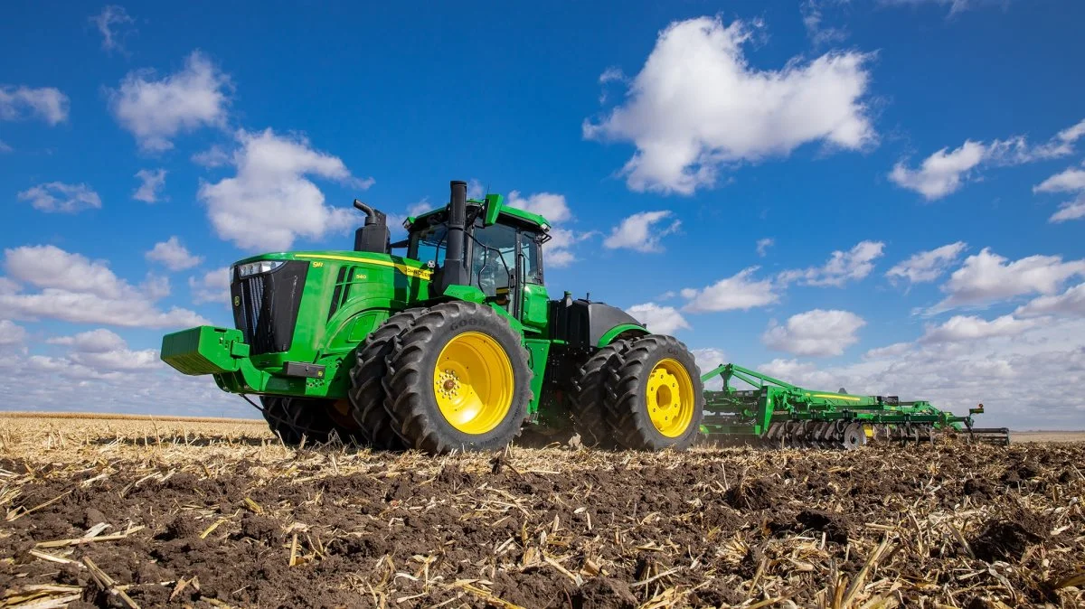 De opdaterede John Deere traktorer i 9R-serien kommer med en række nye features til modelåret 2021. Traktorserien er blevet stærkere og mere intelligent, blandt andet bedre mulighed for opkobling og en række automatiske funktioner, som kommer traktorførere og driftsledere til gode.