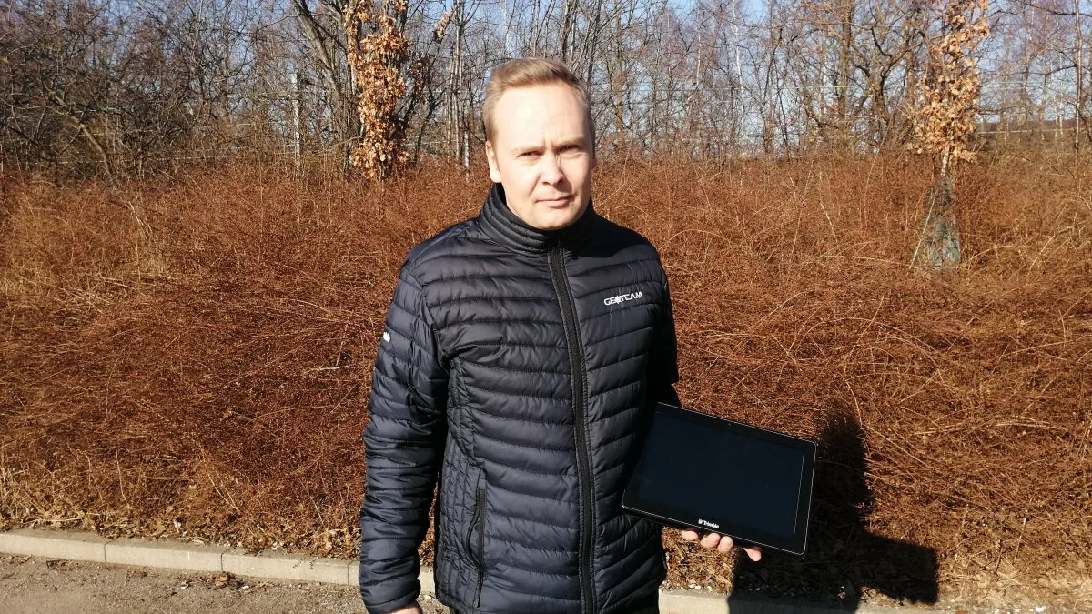 Præcisionssystemet Trimble har mange fordele i forhold til effektiviseringer, fortæller Henrik Nissen. Her står han med skærmen, der er hjertet i systemet, uanset om man bruger systemet i en traktor eller en anden maskine. 