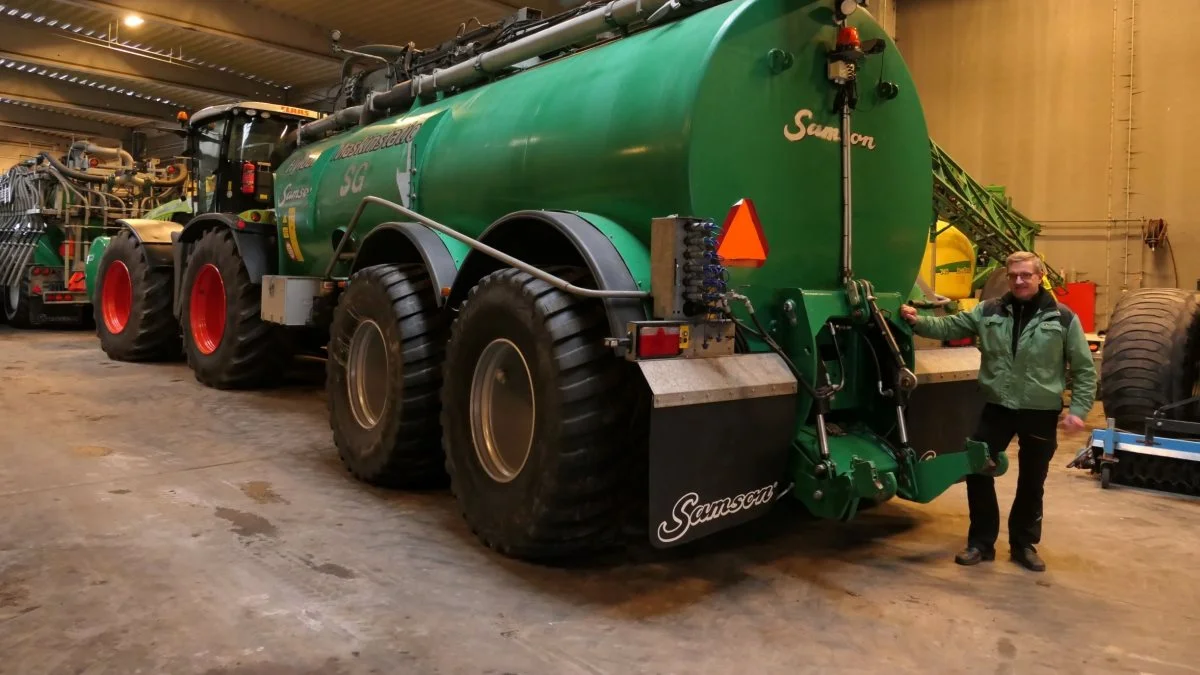 Bag på den store gylleekvipage med en Claas Xerion med dogwalk foran, har Frank Hyldahl nu fået monteret en ny og kraftigere lift. – Med den kan vi tilkoble den store skiveskærsnedfælder, siger han.