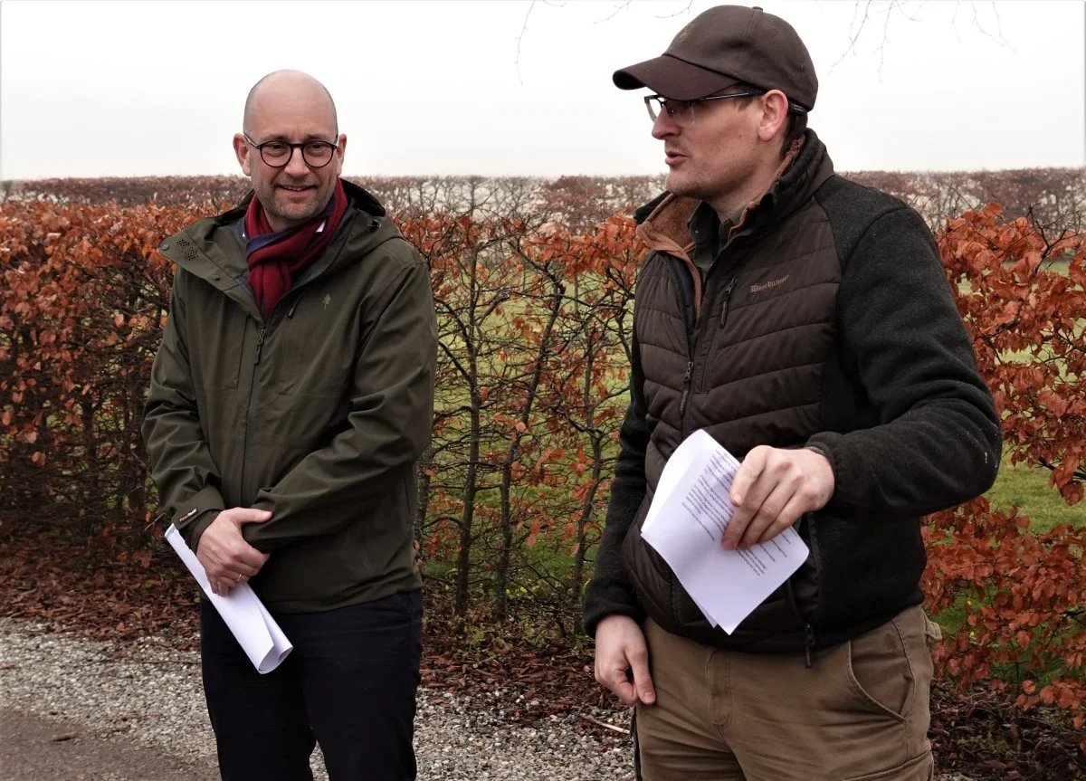 Den sydsjællandske frøavler Martin Lyder Andersen (til højre) havde for nylig besøg af fødevareminister Rasmus Prehn (til venstre), som viste begejstring for den kommende solcellepark nord for Vordingborg. Foto: Niels Okking