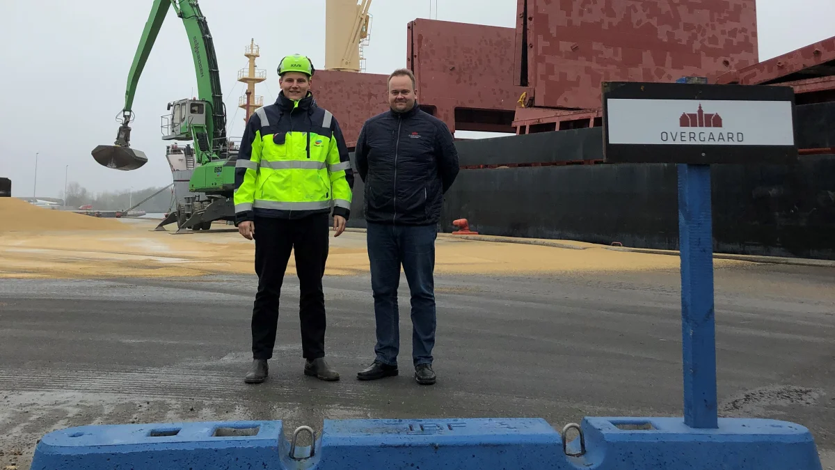 Overgaard udskiber blandt andet korn fra Nakskov Havn. Kornhandler Rasmus Tanciula fra Overgaard ses her til højre sammen med skibsmægler Philip Volsing fra skibsmæglerfirmaet Krinak A/S. Pressefoto