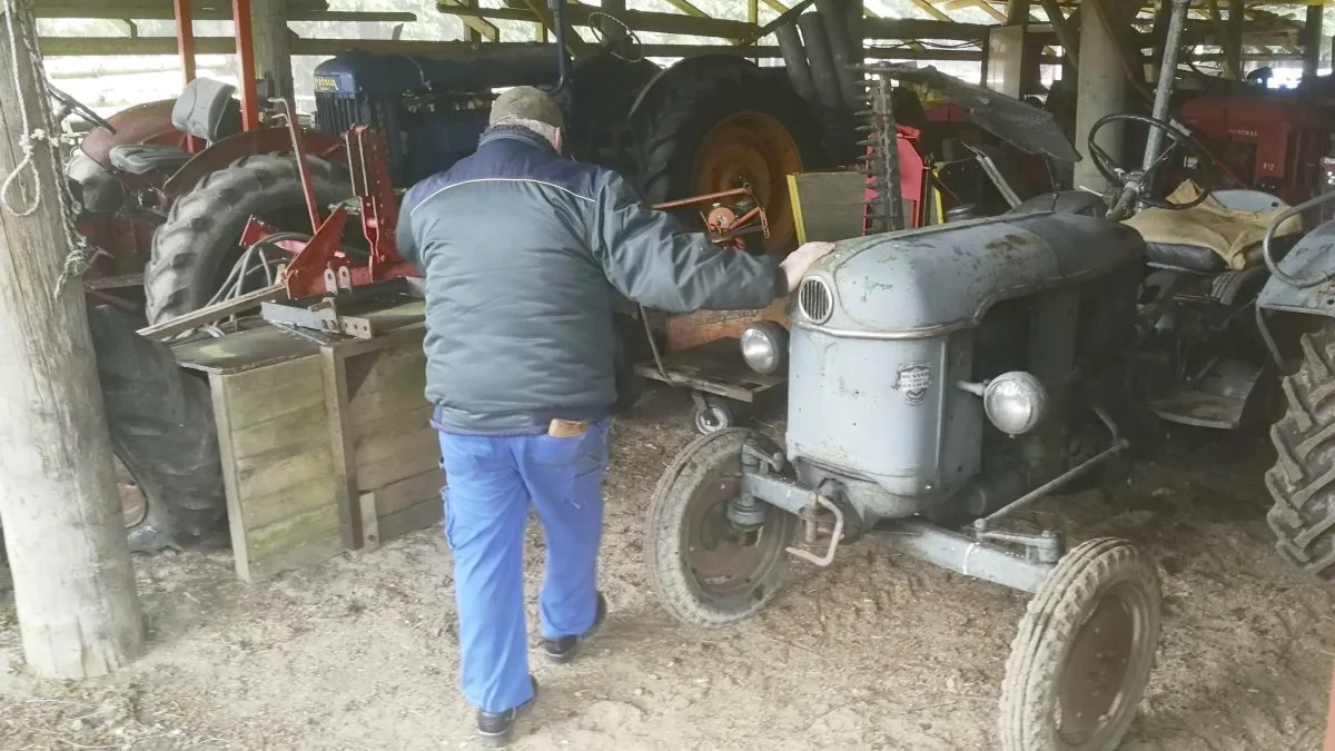 - Det er den dyreste traktor, jeg har, fortæller Otto Egelund Jensen, mens han viser rundt i »Otto’s Motor og Maskinsamling«. Det er en Deutz D15, som han har købt af en ferierende tysker.