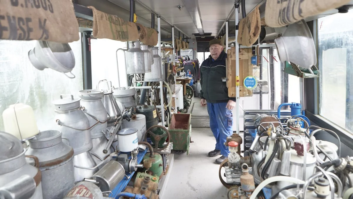 I denne skolebus har Otto Egelund Jensen indrettet landets eneste museum for malkemaskiner. På hattehylderne er der blevet plads til en samling af sække.

