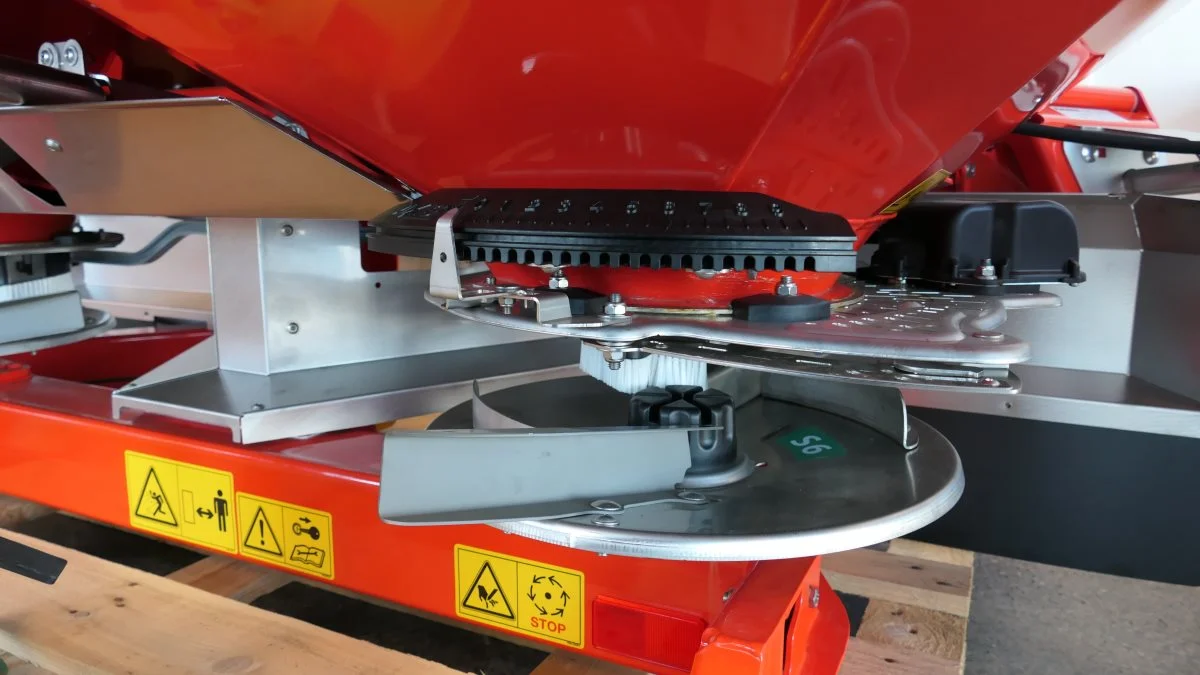 Udefra ligner moderne centrifugalspredere hinanden. Rauch EMC sprederne benytter sig af Speed Servo motorer og en avanceret momentregulering via signaler fra akslerne, der driver spredetallerknerne. Med denne præcision kan Rauch EMC centrifugalsprederne honorere de detaljerede zoner i elektroniske tildelingskort, der vinder frem i forbindelse med præcisionslandbrug.