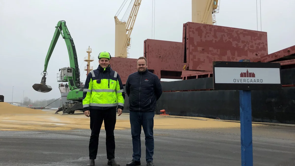 Overgaard udskiber blandt andet korn fra Nakskov Havn. Kornhandler Rasmus Tanciula fra Overgaard ses her til højre sammen med skibsmægler Philip Volsing fra skibsmæglerfirmaet Krinak A/S.