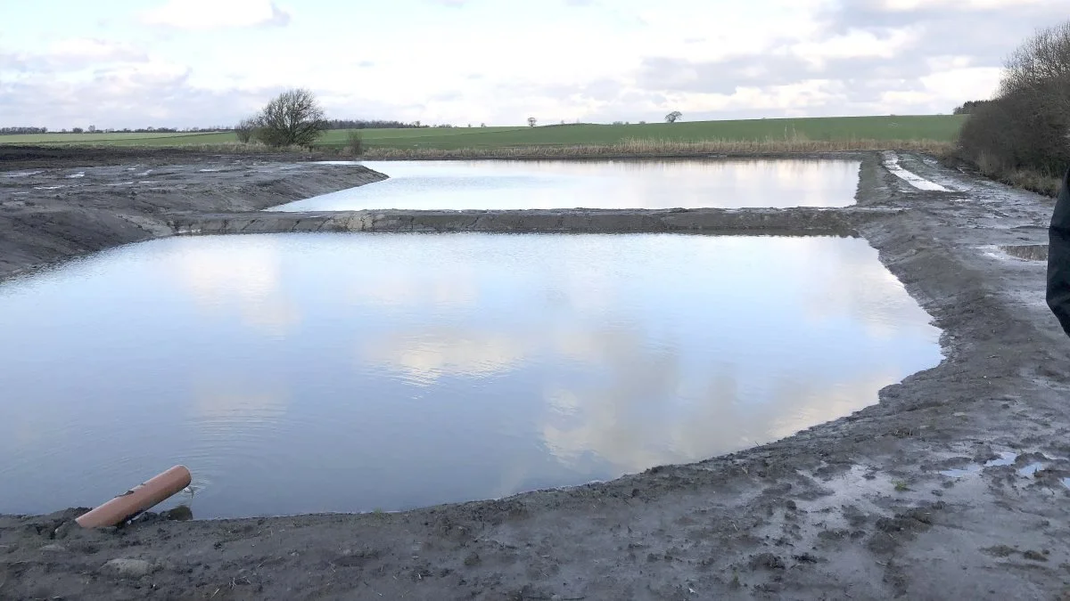Formanden for Djursland Landboforening er stærkt utilfreds med, at flere af hans medlemmer lige nu sidder og venter på at få udbetalt penge for allerede færdiggjorte minivådområdeprojekter.