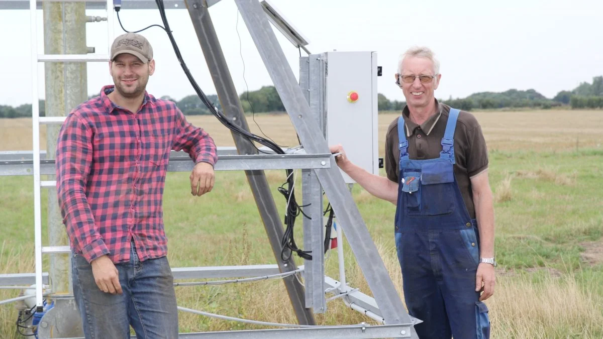 Paul Hilhorst, (tv,) og Jørgen Jacobsen, der sammen driver Busholm ApS med i alt 446 hektar og 9.000 slagtesvin, ved pumpen på det første af deres nu to Pivot vandingsanlæg, der blev opsat i 2019. Arkivfoto