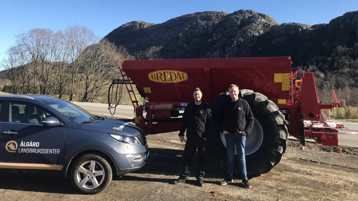 Fra venstre: Lars Arild Borsheim og John Magne Øgreid, sælgere fra Ålgård Landbrukssenter, foran en Bredal K85-kalkspreder. Foto: Bredal A/S