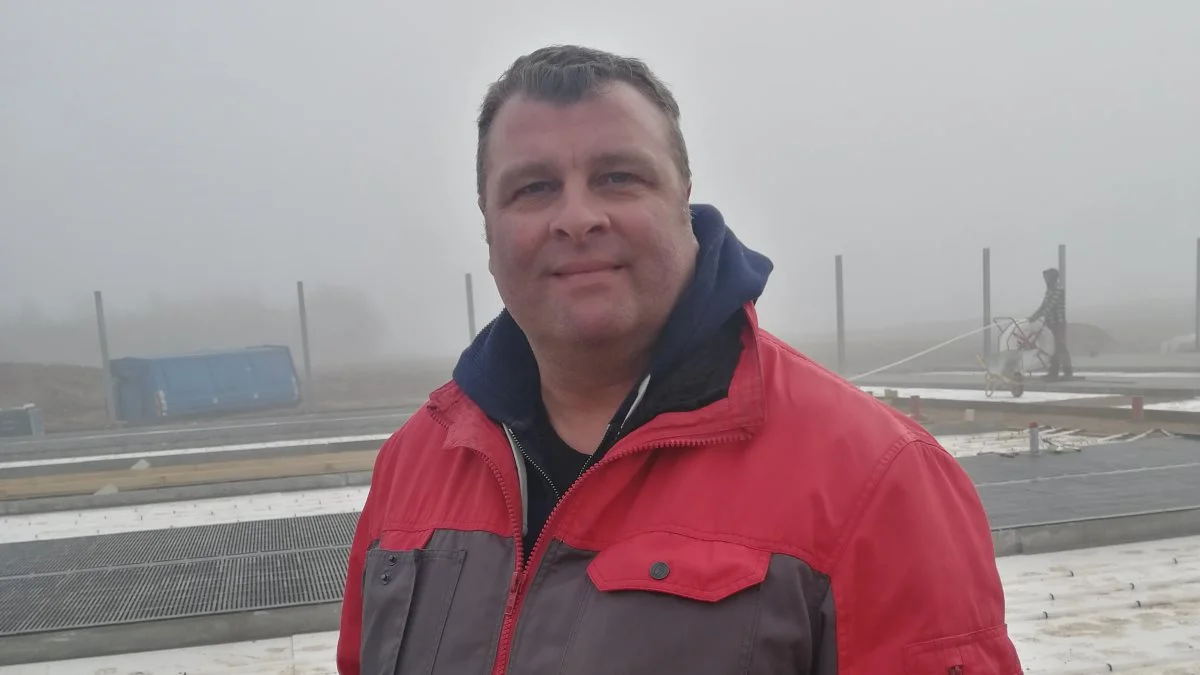 Det er sjældent, at Michael Mikkelsen, projektleder hos Gråkjær, kan gå med hænderne i lommerne. For de har pivtravlt med byggeriet, oplyser han. Foto: Henning K. Andersen