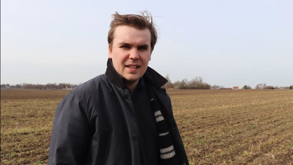 - Generelt går der 10-14 dage, før der rigtig kommer gang i såningen her i området, vurderer planteavlskonsulent David Dresen, Agrovi, som i onsdags stod ude i en mark på Lolland/Falster. Fotos: Jørgen P. Jensen