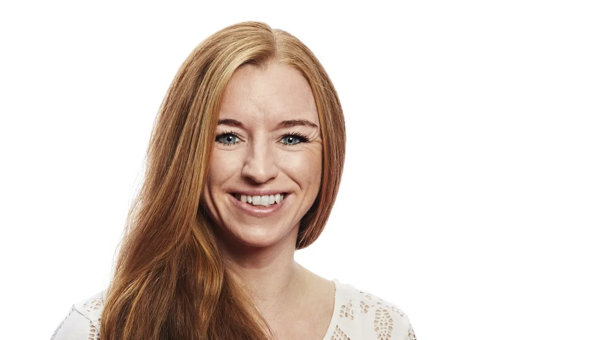 - Det bedste man kan gøre, er at udnytte grisenes nysgerrighed og naturlige rodeadfærd. Samtidig skal pattegrisene vænnes til tidligt at optage tørfoder og nå et højt foderoptag, før de fravænnes, forklarer area sales manager Pia Sørensen, der sammen med AB Neos Primary Diets-koncept tilbyder vejledning og kvalitetsfoderløsninger til smågriseproducenter. Foto: Daniel Bank, Bank Fotografi