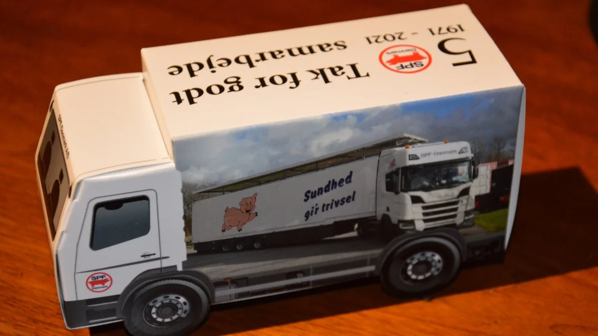 I anledningen af 50-års fødselsdagen har chaufførerne en kopi af en SPF/DG-lastbil med ud til producenterne med en lille hilsen og chokolade, med tak for godt samarbejde.