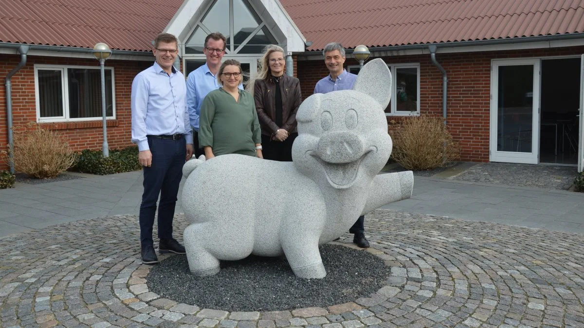 SPF-Danmark har 50 års jubilæum her i marts. Ledelsesgruppen ses her foran kontoret, der har været en del af historien siden 1986. Fra venstre er det adm. direktør Jens Kongensholm, salgschef Claus Damsbo, økonomichef Anette Nielsen, PA & HR-ansvarlig Ditte Svendgaard og transport- og logistikchef Henrik Ringskær. Foto: Camilla Bønløkke


