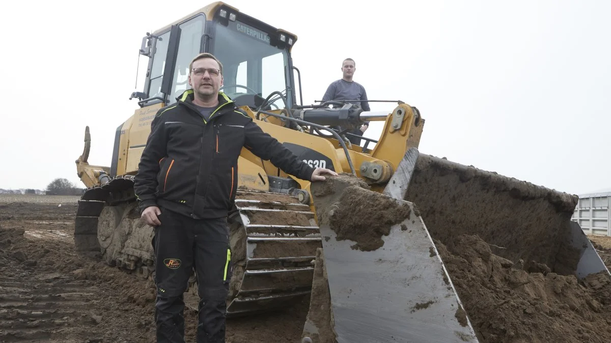 Entreprenør Joachim Rasmussen havde inden Poul Sørensens pludselige død påbegyndt overtagelse af det hæderkronede dozer-firma. Han fører det videre med navnet »Poul Sørensens Eftf.« med foreløbig to dozere, to gravemaskiner, lastbil og en medarbejder, Lasse Larsen (bagest). Fotos: Erik Hansen