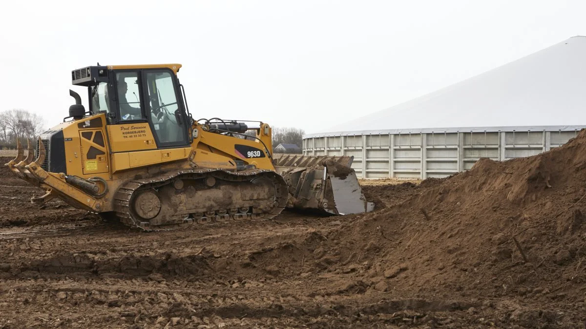 Jordflytning og planering er fortsat hovedbeskæftigelsen for Poul Dozers efterfølger. Her gælder det en gylletank på Tåsinge, hvor der både er udført udgravning og efterfølgende planering.
 
