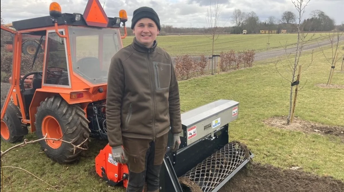 17-årige Anton Pedersen vil så blomsterstriber rundt på Sjælland. Foto: Rasmus Pedersen