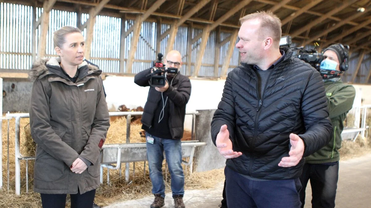 Niels Hedermann står med en byggetilladelse, godt hjulpet på vej af BK Nord. Han ønsker at bygge et ungdyranlæg på 6.000 kvadratmeter på ejendommen Klovborg I/S ved Brønderslev, som han ejer sammen med sin far Lars Pedersen. Her er Niels Hedermann fotograferet sammen med statsminister Mette Frederiksen (A), da hun lagde vejen forbi i det sene efterår. Arkivfoto: Christian Carus