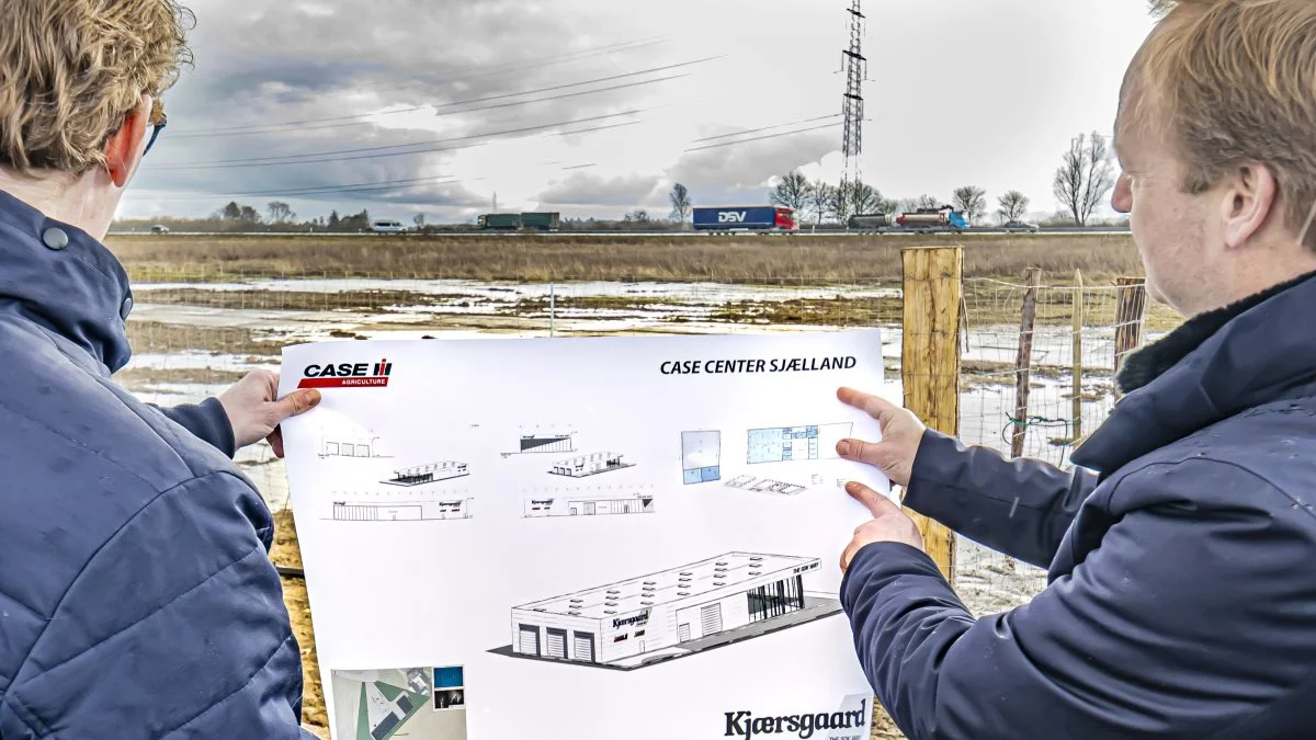 S.D. Kjærsgaard bygger ny maskinforretning midt på Sjælland. Byggeriet skal stå færdigt i første halvdel af 2022. På billedet viser administrerende direktør Palle Kjærsgaard en tegning af byggeriet på den store 15.000 kvadratmeter grund.