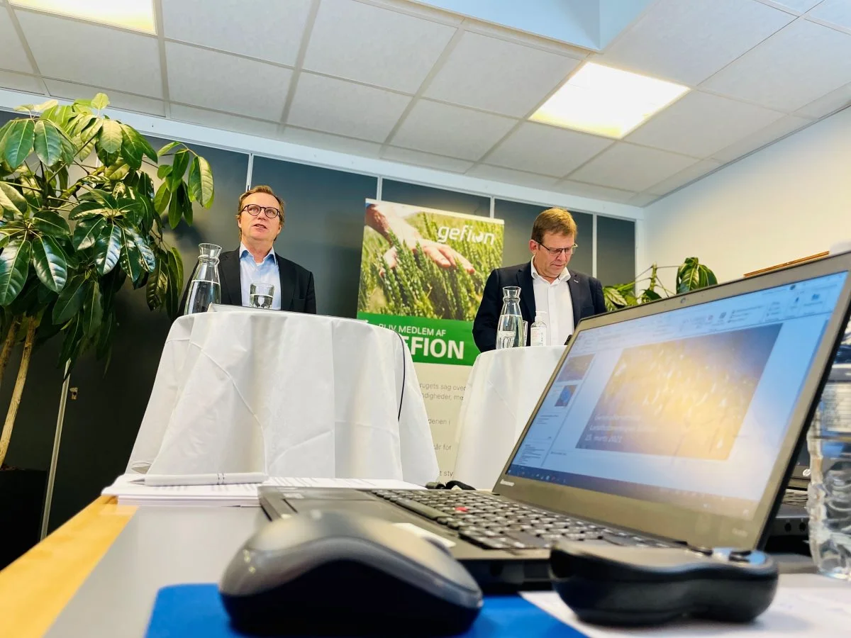 Dirigent Poul Henrik Prahl (til venstre) og formand Torben Hansen under den corona-ramte generalforsamling. Foto: Gefion