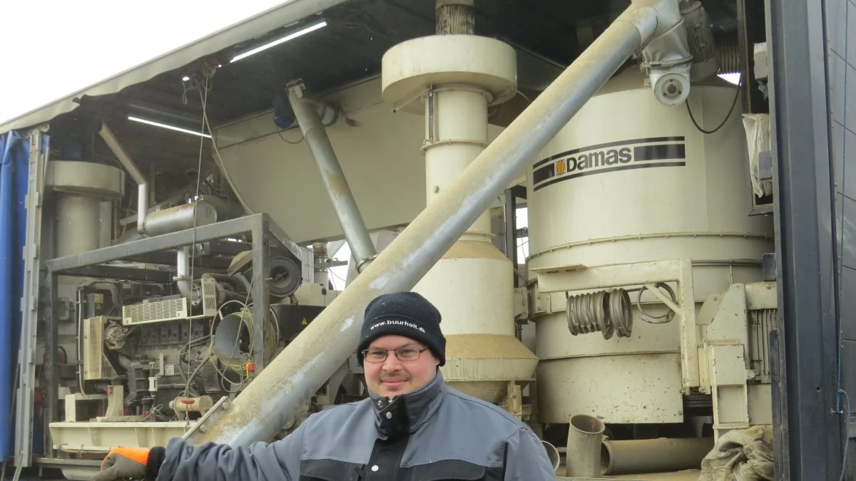 Cirka en gang hver anden måned kommer firmaet Gl. Buurholt forbi og afskaller omkring 50 tons havre med et mobilt anlæg på en lastbil. Her er Lasse Kvist fra Gl. Buurholt i gang med arbejdet på Askholm Agro. 