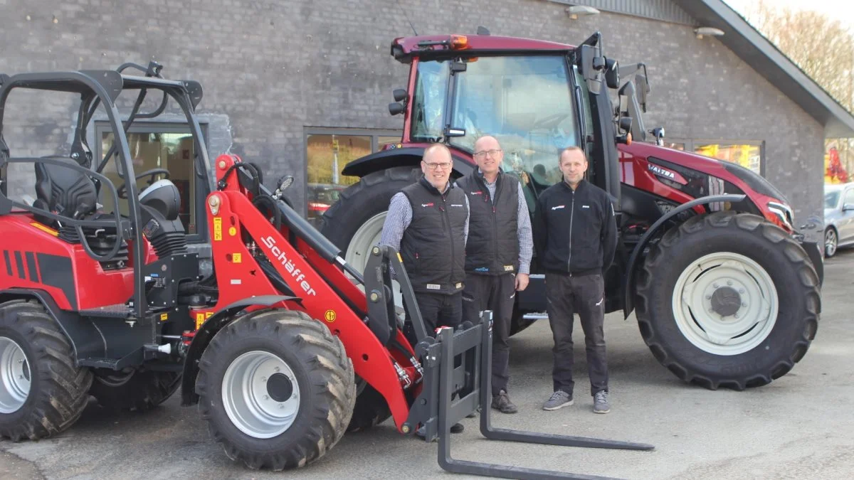 Direktør Niels Vestergaard (tv) glæder sig til at slå dørene op for Agroteks nye afdeling i Brønderslev. Niels Morten Mariegaard (i midten) får fast plads på salgskontoret, mens Brian Larsen holder styr på lageret i den nye afdeling. Foto: Christian Carus 