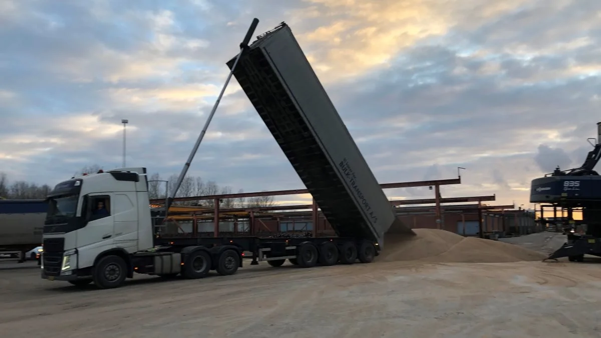 Når Overgaard udskiber korn udenfor høstsæsonen - her fra Randers Havn - kommer cirka to tredjedele af det direkte fra landmændene, mens resten kommer fra et af firmaets egne lagre. Pressefoto

