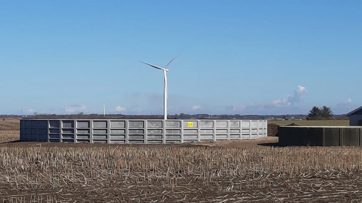 Når du skal bygge en ny stald, så er der tre elementer der skal følges ad. Det drejer sig om miljøgodkendelse, byggetilladelse (herunder brandteknisk redegørelse) og finansiering. Overvejer du af opføre en ny gyllebeholder, er det værd at vide, at den kan opføres i tilknytning til ejendommen eller den kan opføres på åben mark. Der er ikke længere krav om byggetilladelse, men man skal sørge for at registrere den i BBR. 