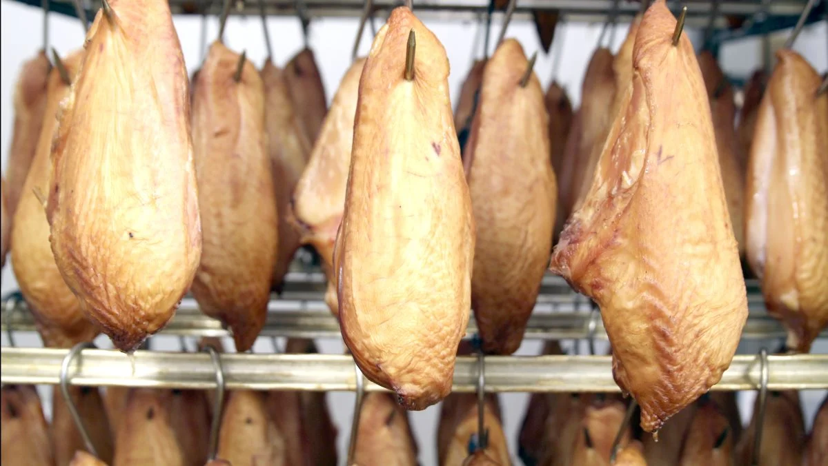 Tallene er ligeglade med, om Bjarne Brønserud spiser kyllingen rub og stub eller smider benene ud. Det ændrer ikke på CO2-udledningen ved at producere et kilo hel kylling, skriver DR-redaktionschefen. Arkivfoto